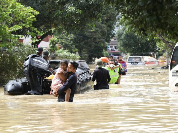 Pasukan penyelamat giat menyelamatkan mangsa terjejas banjir ketika tinjauan di Taman Sri Muda, Seksyen 25, Shah Alam pada 20 Disember 2021. Foto REMY ARIFIN/SELANGORKINI